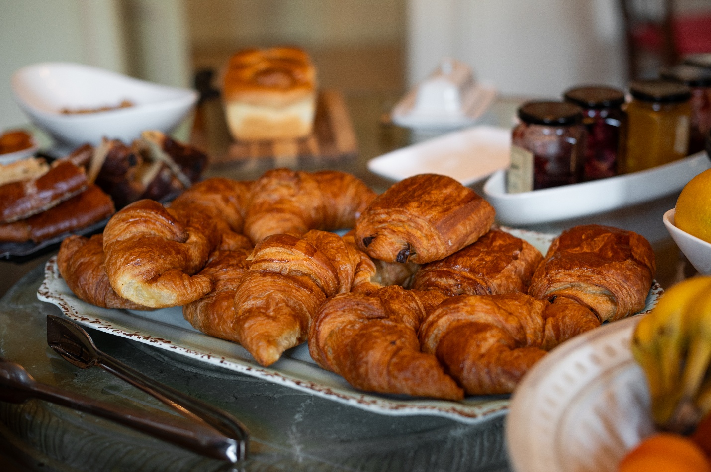 Un plateau de croissants frais et de viennoiseries des boulangeries de Sarlat, servi au petit-déjeuner