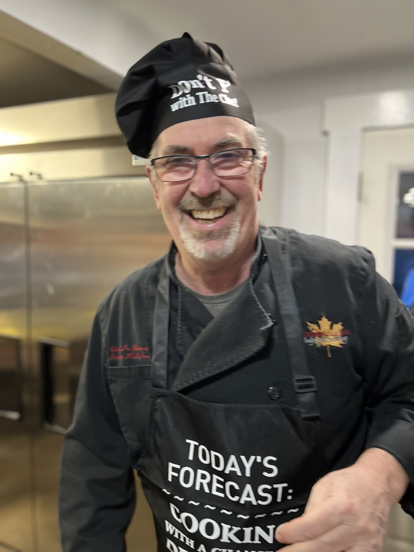 Stephen, copropriétaire et hôte des Cordeliers, en cuisine