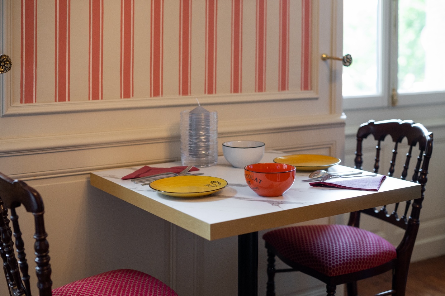 Une table de petit-déjeuner conviviale pour deux aux Cordeliers, un hôtel de charme à Sarlat