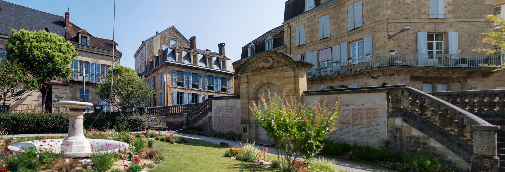 À deux pas de l’animation, et pourtant à l’écart — Les Cordeliers, Sarlat