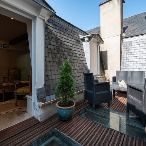 les-cordeliers-chambres-dhotes-sarlat-bandb-Deck-With-Door-Open-to-Lounge